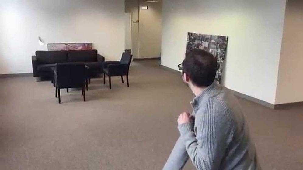 Dünyanın En İyi Kağıttan Uçak Uçuran Adamı