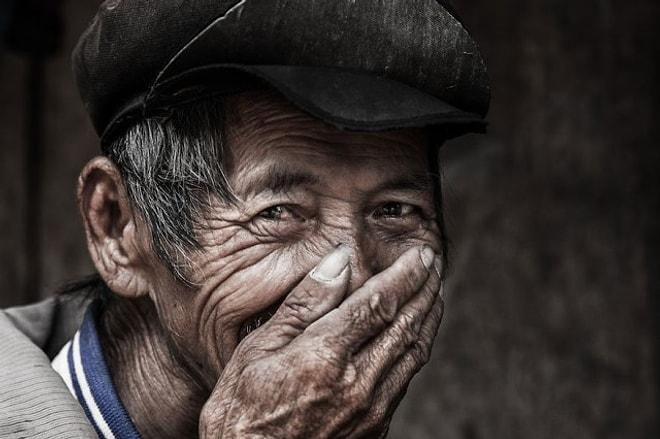 Gülümsemelerini Gizlemeye Çalışan Vietnamlılar