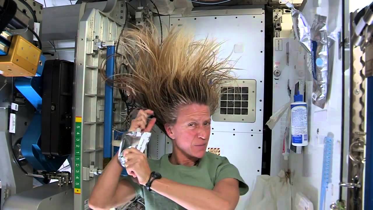 Astronotlar Uzayda Saçlarını Nasıl Yıkarlar? - Onedio