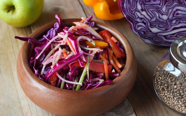 Tatlı ekşi bir sosu da varmış: Yeşil elmalı lahana salatası