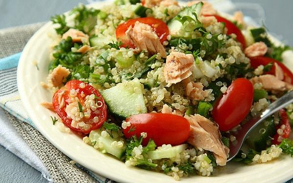 Protein + magnezyum + vitamin + mineral: Ton balıklı kinoa salatası