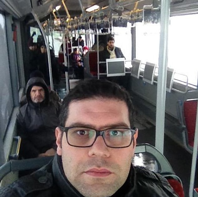 20. Gözlüğün sapını ısırdığını düşünün... Düşünün bi.