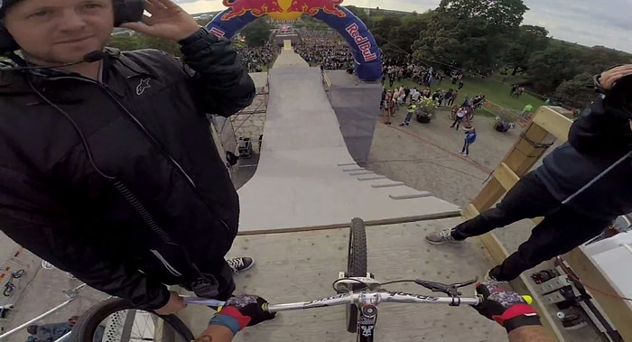 Bisikletle Havada İki Kez Ters Takla Atan Adam