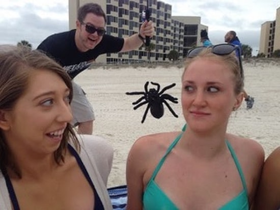 Plajda Oltayla Örümcek Sarkıtarak İnsanları Trolleyen Adam