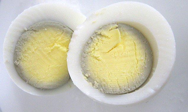 9. Haşlanan yumurtada sarının etrafında neden yeşil - gri renkli bir tabaka oluşur ?
