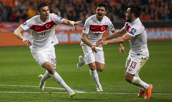 BİLGİ | Burak Yılmaz, Milli formayla attığı 16 golün sekizini deplasmanlarda attı.