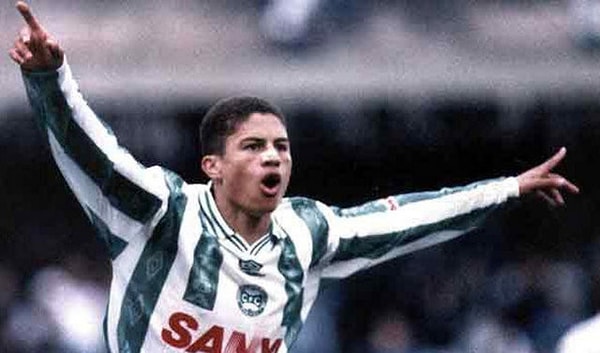 Profesyonel futbol kariyerine 1995 yılında Brezilya Série A takımlarından Coritiba'da başladı.