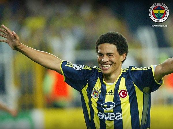 Fenerbahçe'ye geldiği ilk sezonda şampiyonluk sevinci yaşadı ve yavaş yavaş taraftarların ve futbol sevenlerin gönlünde taht kurmaya başladı.