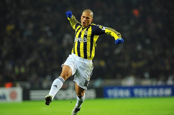 2010-2011 sezonunda Fenerbahçe ile Süper Lig’de 200. Maçına çıktı.