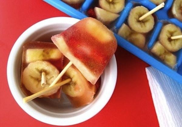 7. Meyveleri meyve sularıyla birlikte dondurup üstlerine kürdanlar takarak ev yapımı sağlıklı dondurmalarınızı hazırlayabilirsiniz.