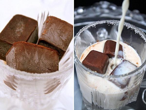 9. Eritilmiş çikolata ya da hazırladığınız sıcak kakaoları buz kalıplarına koyup, ileride sütünüze atarak çok keyifli bir içecek hazırlayabilirsiniz