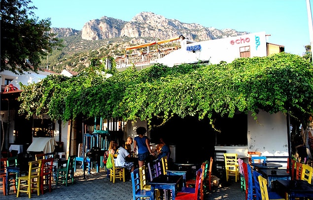 8. MAVİ BAR