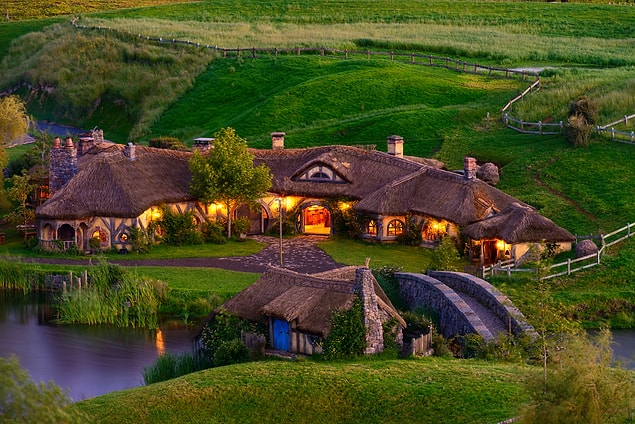 4. Hobbiton köyü ilk etapta 37 haneli olarak inşa edilmiştir. Ancak "Hobbit" üçlemesi sayesinde köye 7 hane daha katılmıştır.