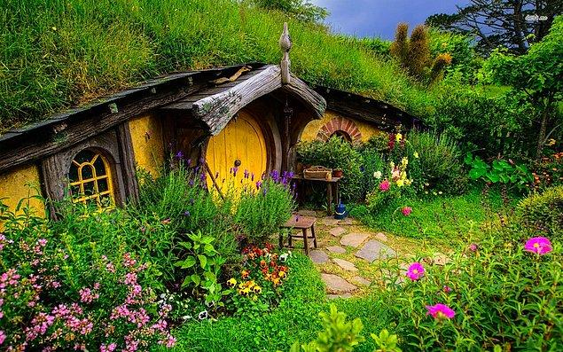 9. Tolkien'in tasvirlerine bakarsak: Shire, Orta Dünya'nın kuzeybatısında, Eriador bölgesinde bulunmaktadır.