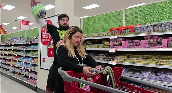 Kız Arkadaşıyla Alışveriş Yapmanın Sıkıcılığını Eğlenceli Hale Getiren Adam