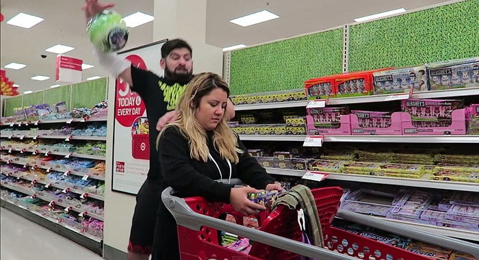 Kız Arkadaşıyla Alışveriş Yapmanın Sıkıcılığını Eğlenceli Hale Getiren Adam