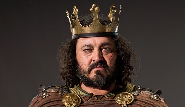16. Ragnar dizide tiksindiğimiz Northumbria Kralı Aelle tarafından yakalanıp, yılan çukuruna atılarak infaz edilmiştir.