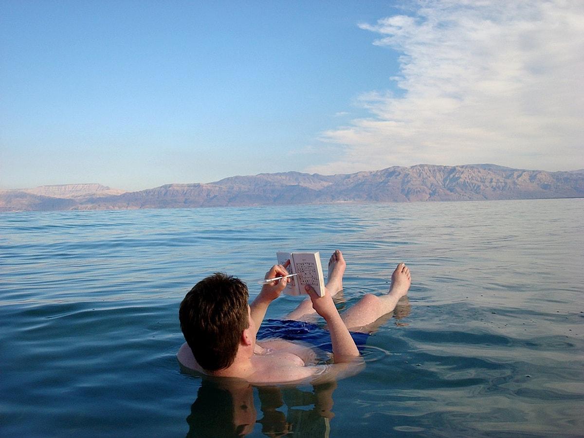 Лежать в соленой воде. Мертвое море люди.