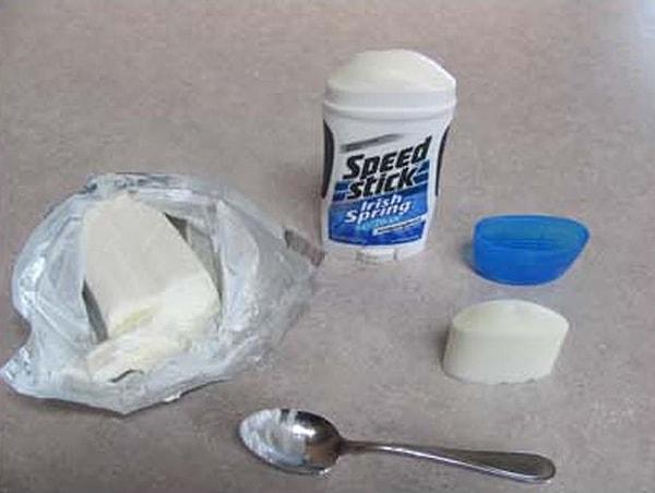 32. Koltukaltı deodorantlarının içini krem peynirle doldurun..