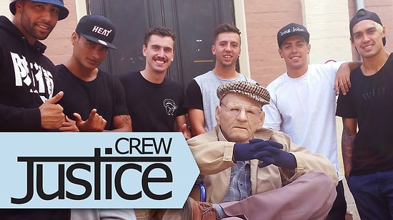 Sokaktaki İnsanlara Emanet Edilen Yaşlı Adamın Çılgınca Dans Etmesi | Şaka İçerir