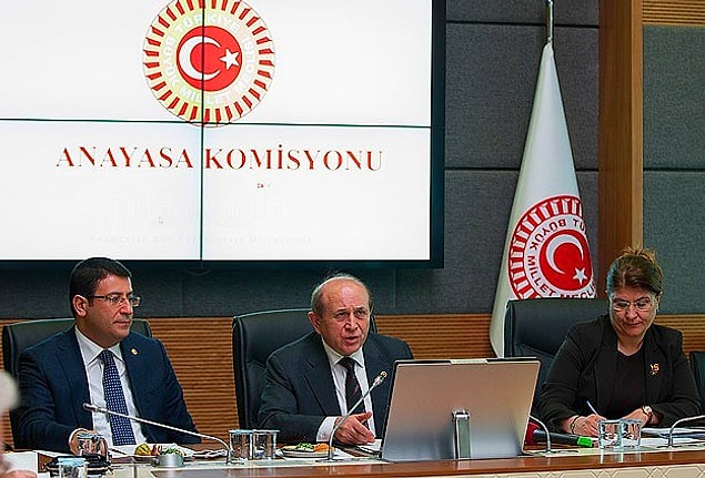 Milletvekili seçilme yaşı 18'e düşürüldü