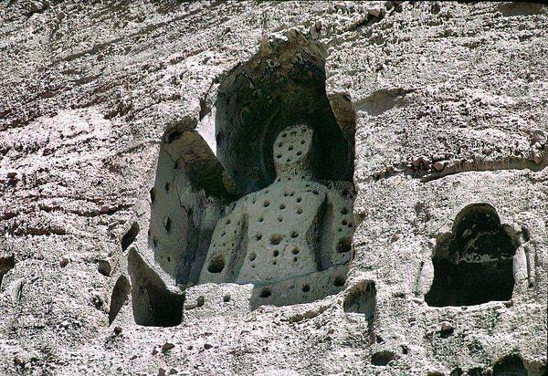 4. Bamyan Vadisi'ndeki Buda heykelleri. 2001 yılında Taliban, en büyük ikisini ortadan kaldırdı.