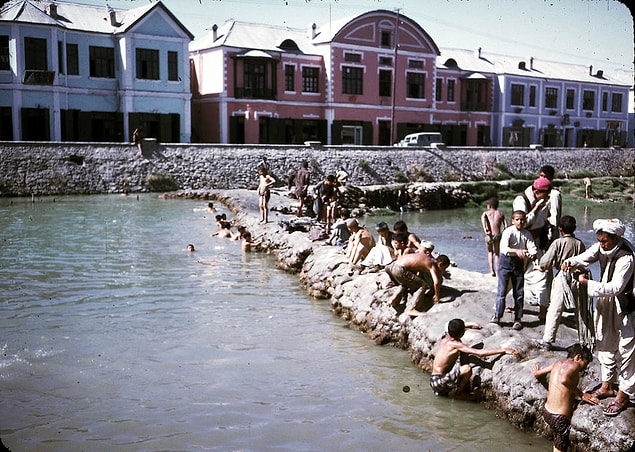 6. Kabil Nehri'nde serinleyen insanlar