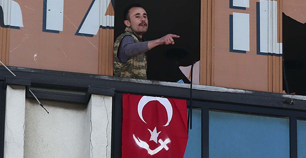 AK Parti İlçe Binasında  'Zülfikarlı Türk Bayrağı' ile Eylem...