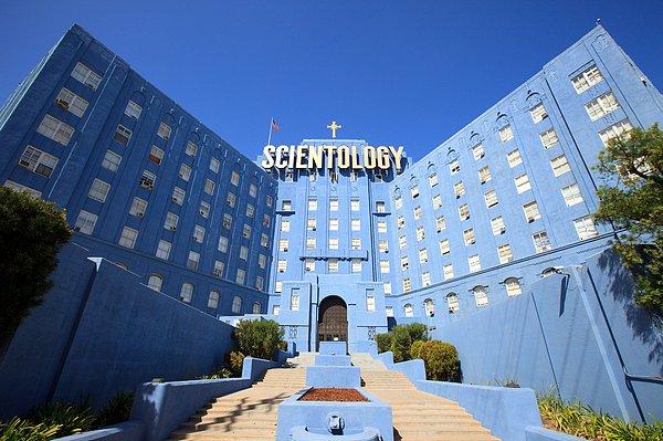 10. Scientology akımının bugün 10 milyonun üzerinde üyesi, binlerce kilisesi, milyarlarca dolarlık serveti ve birçok ünlü müridi var