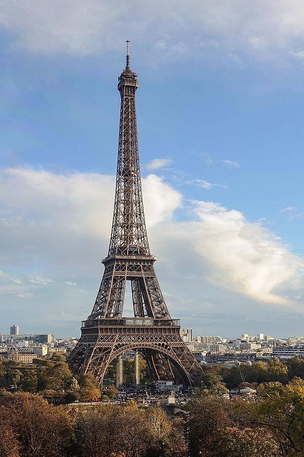 24. Ziyaretçilerinin büyük çoğunluğu Fransız olsa da, Eyfel Kulesi turistlerin vazgeçilmez adresi.
