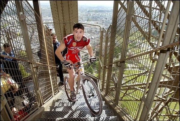 23. 2002 yılında; Hugues Richard dağ bisikletiyle Eyfel Kulesi'ne tırmanarak; kendi 1998 tarihli rekorunu kırdı.