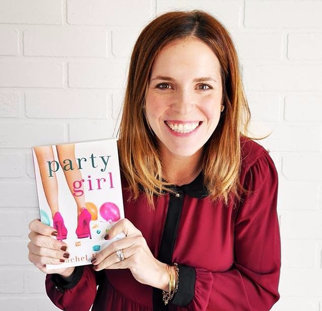 Bu hanımefendinin ismi Rachel Hollis. Kendisinin yemek, moda, yaşam üzerine yazılarının bulunduğu bir websitesi ve bir kitabı var.
