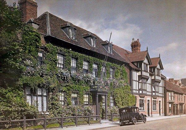 17. Stratford-upon-Avon Caddesi'nde asmalarla kaplı bir ev, Warwickshire.