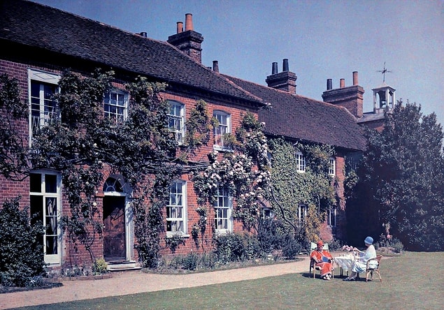 19. Çaylarını yudumlayan iki hanımefendi, Buckinghamshire.