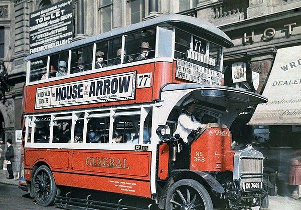 21. İngiltere'yle özdeşleşmiş çift katlı otobüslerin atası diyebileceğimiz bir otobüs, Londra.