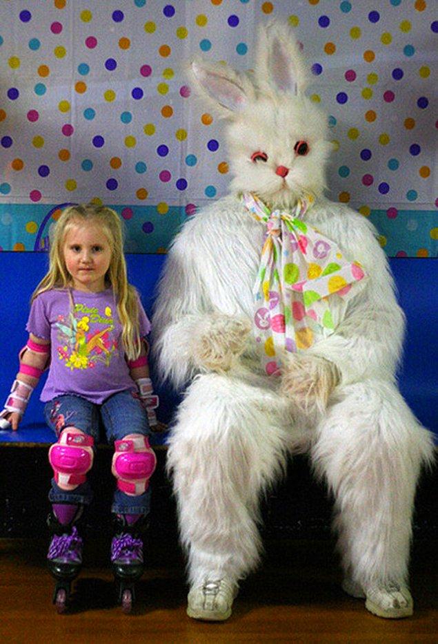 12. Biliyorsun , bu ufak kız kesinlikle bu tavşancıktan kaçmak için doğru zamanı bekliyor.