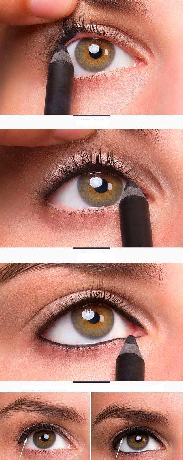 12. Eğer göz kapaklarınız yoğun bir eyeliner çizgisi için küçükse, üst kirpik diplerinizi de siyah kalemle doldurarak bu çizgiyi daha altta gösterin.