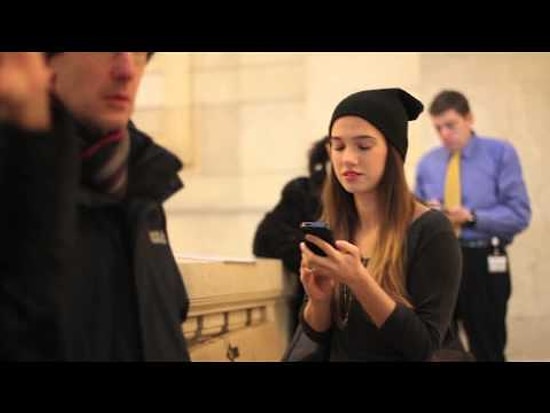 New York, Central Station'da Tanımadığı İnsanları Öpmeye Çalışan Kız | Şaka İçerir