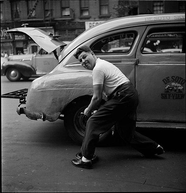 14. Lastik Değiştiren Taksi Şoförü - 1946
