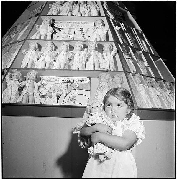 16. Kız Çocuğu ve Bebekler - 1947