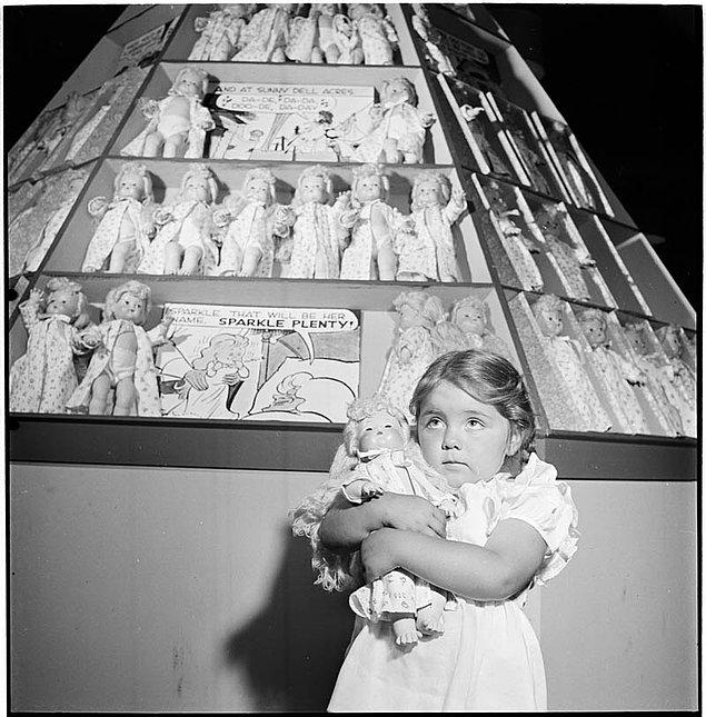 16. Kız Çocuğu ve Bebekler - 1947