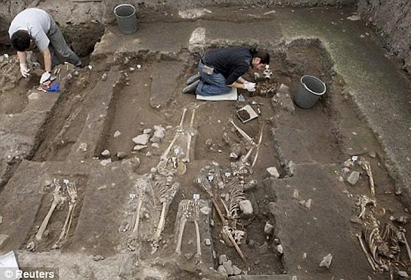 2. Azteklerde mezarlık diye bir şey yoktu, genellikle ölülerini evlerinin altına gömüyorlardı.