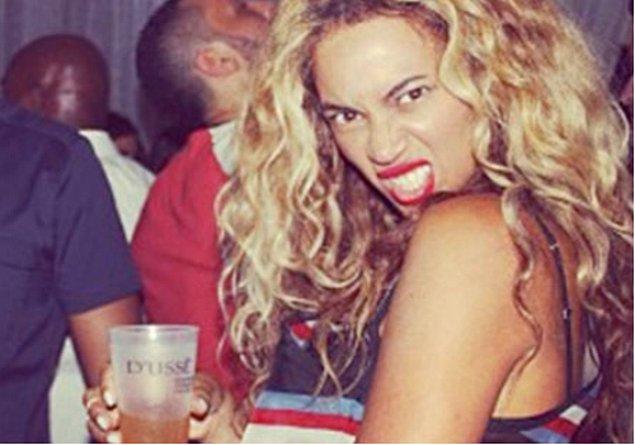 2. Ardından Beyoncé’nin favori içkisinden bir kadeh alın