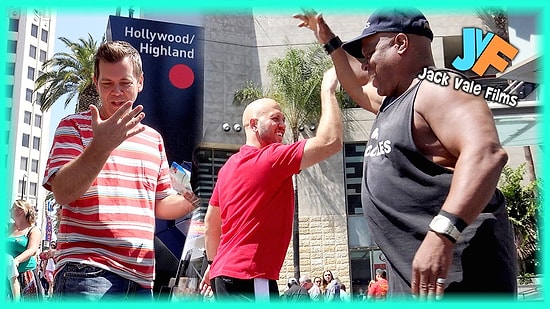 Eline Vazelin Sürüp Sokaktaki İnsanlara 'Çak Bir Beşlik' Yapan Adam