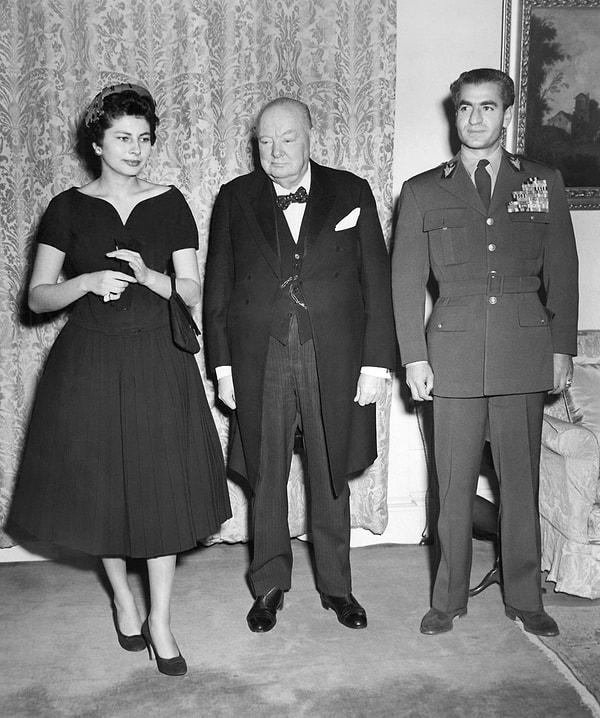16. Muhammed Rıza Şah Pehlevi ve karısı Süreyya, dönemin İngiltere başbakanı Winston Churchill'i Londra'da ziyaret ederken,
