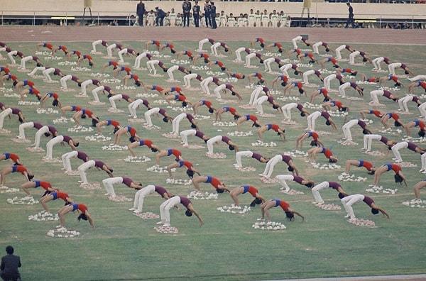 19. İran'ın Pers köklerini onurlandırmak amacıyla tüm ülkede hükümetin düzenlediği kutlamalar yapıldı. Burada da, Pers İmparatorluğu'nun kuruluşunun kutlandığı bir etkinlikte cimnastik yapan gençler yer alıyor.