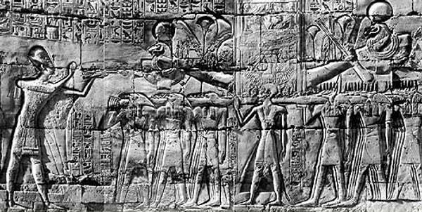 9. Akhenaton günden güne ‘tek tanrı’ inancını iyice dillendirmeye, bu konuda halkına da öncü olmaya başladıkça güçlerini kaybetmek istemeyen rahiplerle ters düşmeye başladı.