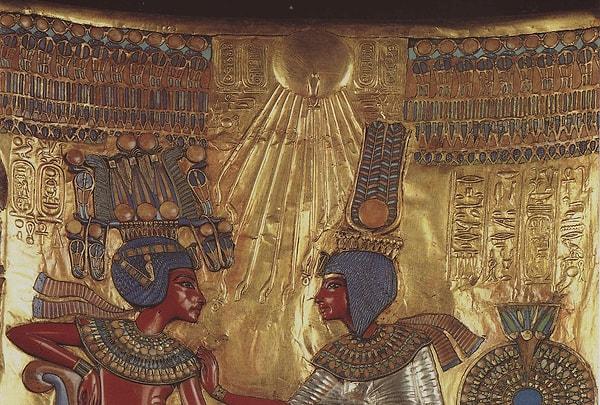 11. Hem erkek çocukları olmaması hem de inanç konusundaki uyuşmazlıklar sonrasında Nefertiti’yi saraydan uzaklaştırdı.