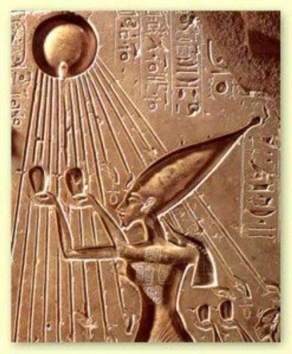 14. Akhenaton, tek bir tanrı olduğunu ve tanrının zamandan önce de olduğunu, her şeye gücünün yettiğini, her şeyin yaratıcısı olduğunu fakat onu yaratan herhangi bir şeyin olmadığını söylemiştir.
