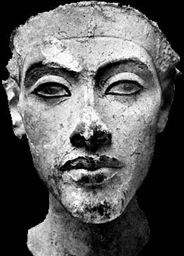 15. Akhenaton döneminde yapılan resimlerde herkes olduğu gibi resmedilmiştir. Kendinden önceki 17 hanedanlıktaki Firavunlar, kusursuz olarak heykelleştirilmişlerdir.
